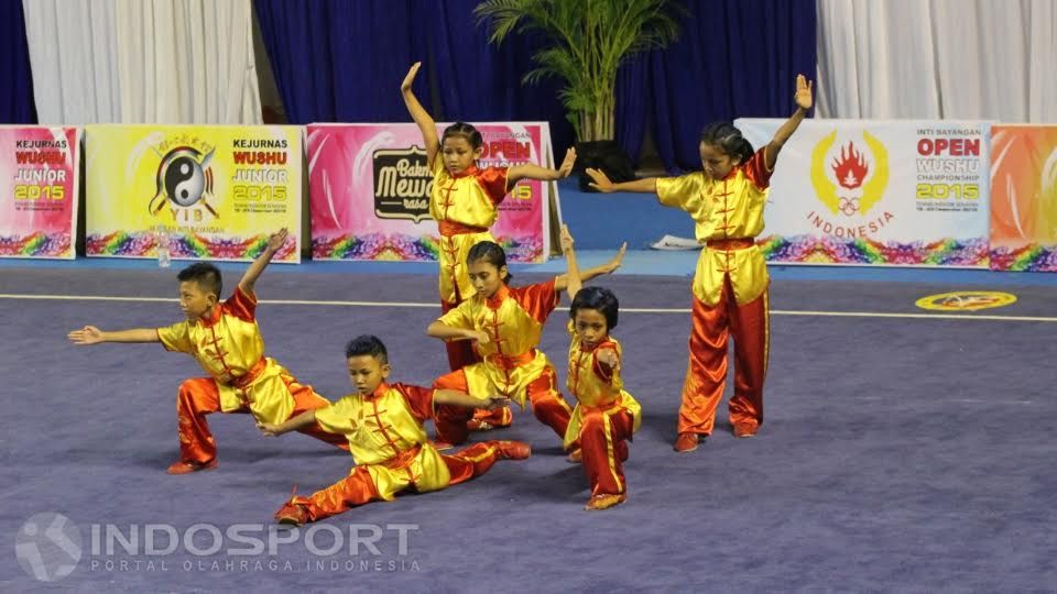 Aksi atlet wushu dari Inti Bayangan, Wiliam Jap Jaya pada final kategori Tradisional Bebas Senior Kejuaraan Nasional Wushu Junior di Tennis Indoor Senayan, Rabu (23/12/15). Copyright: © INDOSPORT/Herry Ibrahim